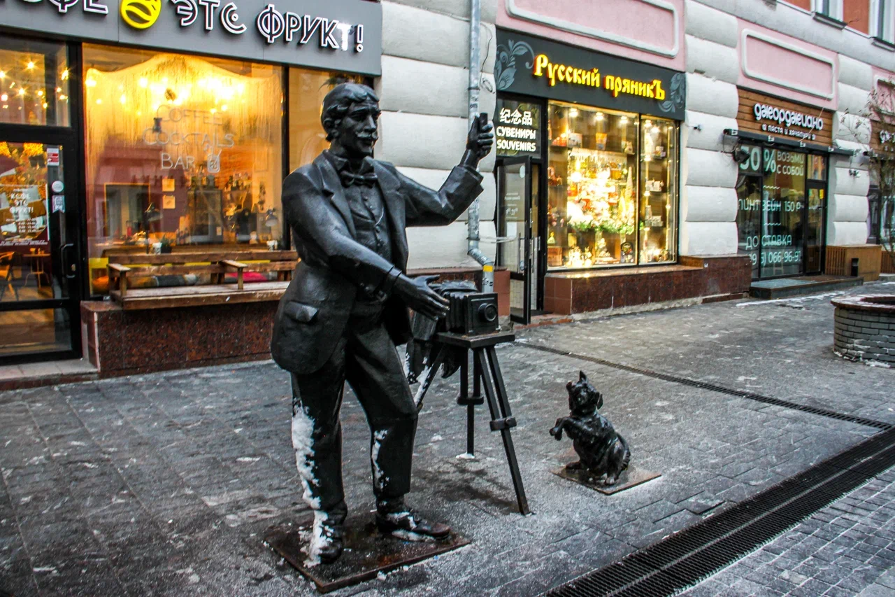 Скульптуры на улице Большая Покровская